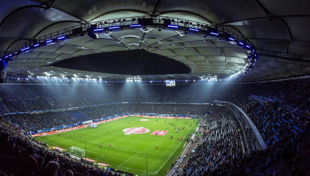 Stadion sepak bola dengan lampu menyala