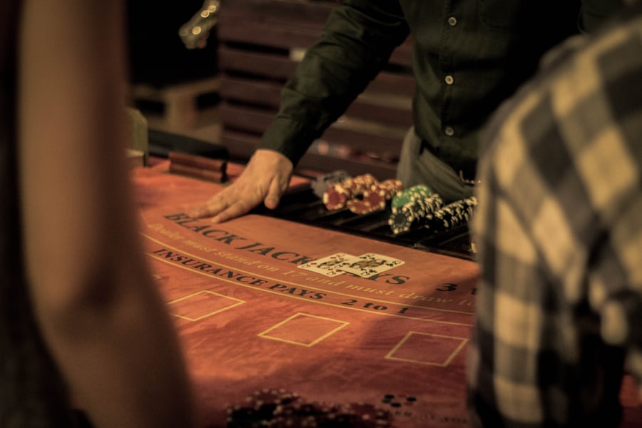 Dealer kasino membagikan kartu di meja permainan