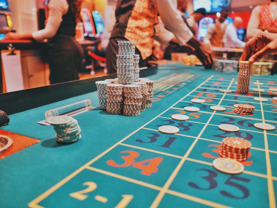 Meja roulette dengan pemain dan dealer