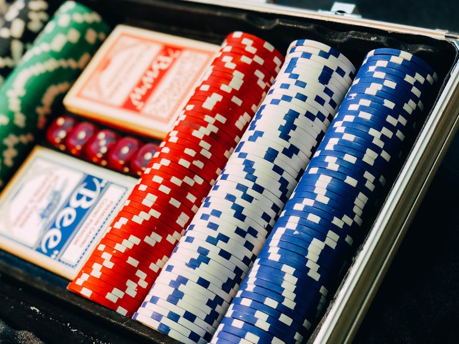 Kumpulan chip poker dalam koper - ilustrasi artikel membaca syarat bonus Mpo303