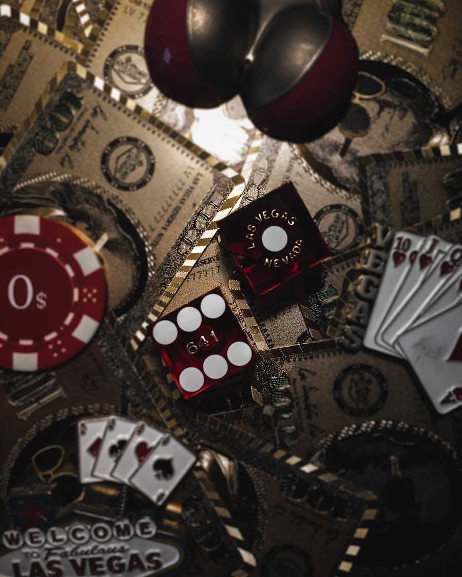Meja poker dengan chip dan kartu terbuka
