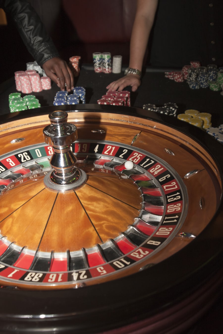 Roda roulette - ilustrasi cashback mingguan Mpo303